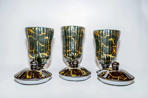 Das Set Aus Drei Schwarzen Keramikgläsern Mit Goldmotiven Ist Eine — Stockfoto