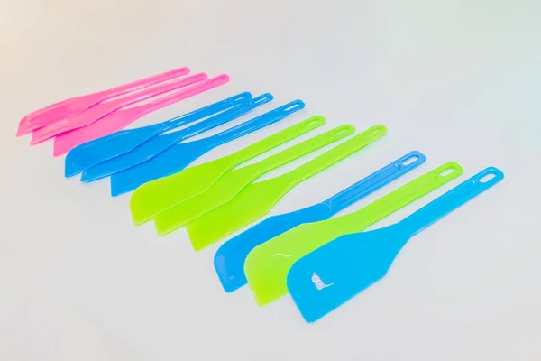 Colorido Conjunto Espátulas Plástico Incluye Espátulas Tonos Vibrantes Rosa Azul —  Fotos de Stock