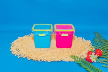 Çok renkli Plastik Beslenme Kutusu devam eden yemekleriniz için canlı ve pratik bir yiyecek depolama çözümüdür..