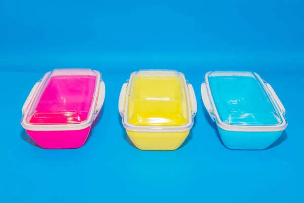 五颜六色的塑料午餐盒是一个充满活力和实用的食物储存解决方案 您的随叫随到 — 图库照片