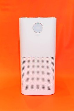 Beyaz Hava Arındırıcı temiz ve temiz havayı sağlamak için yenilikçi ve etkili bir çözümdür..