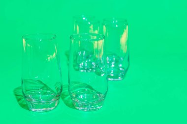 Basit ve Zarif Cam, herhangi bir olayı zahmetsizce tamamlayan ebedi bir tasarım sunar..