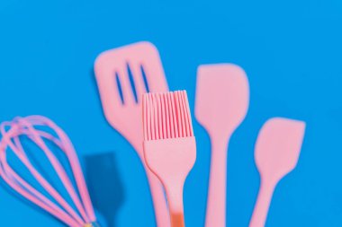 Yapışkan Olmayan Pişirme Aletleri: Pasta Yapımı Esasları, her fırın meraklısı için olmazsa olmazdır.