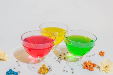 Bu taklacı, canlı kırmızı, sarı ve yeşil renkli lezzetli şerbetlerle dolu üç ayrı bölmesi olan eşsiz bir tasarıma sahiptir..