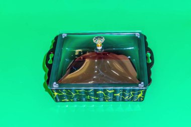 Siyah Seramik Kare Kek Konteynırı enfes ikramlarınız için sofistike ve zarif bir depolama çözümüdür..