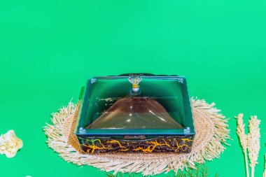 Siyah Seramik Kare Kek Konteynırı enfes ikramlarınız için sofistike ve zarif bir depolama çözümüdür..