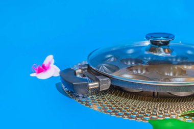 Mini gözleme kalıbı, mükemmel şekilli ısırık büyüklüğünde krepler üretmenizi sağlayan çok yönlü ve eğlenceli bir mutfak aracıdır..