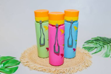 Kuşlardan esinlenilmiş Trio Tumbler Set günlük su rutinine doğal bir güzellik katıyor..