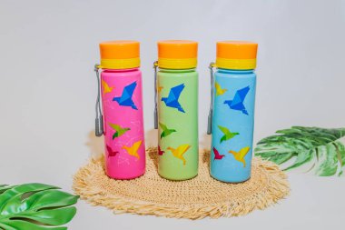Kuşlardan esinlenilmiş Trio Tumbler Set günlük su rutinine doğal bir güzellik katıyor..