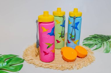 Kuşlardan esinlenilmiş Trio Tumbler Set günlük su rutinine doğal bir güzellik katıyor..