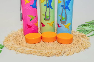 Kuşlardan esinlenilmiş Trio Tumbler Set günlük su rutinine doğal bir güzellik katıyor..