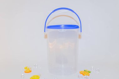 Lid 'li Çok Yönlü Mavi Plastik Silindir kap günlük ihtiyaçlarınız için pratik ve işlevsel bir depolama çözümüdür.