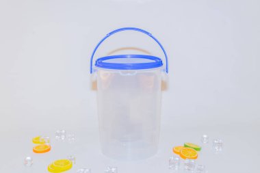 Lid 'li Çok Yönlü Mavi Plastik Silindir kap günlük ihtiyaçlarınız için pratik ve işlevsel bir depolama çözümüdür.