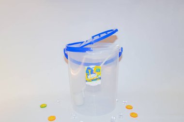 Lid 'li Çok Yönlü Mavi Plastik Silindir kap günlük ihtiyaçlarınız için pratik ve işlevsel bir depolama çözümüdür..