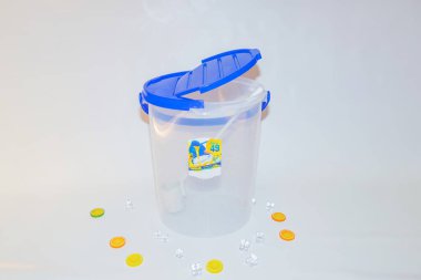 Lid 'li Çok Yönlü Mavi Plastik Silindir kap günlük ihtiyaçlarınız için pratik ve işlevsel bir depolama çözümüdür..