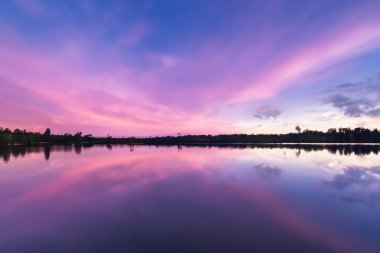 Huzurlu Pastel Gökyüzü ve Göl Arkaplanı Huzurun Güzel Bir Harmanı