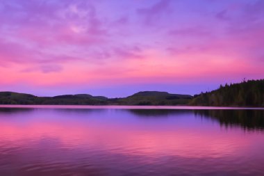 Huzurlu Pastel Gökyüzü ve Göl Arkaplanı Huzurun Güzel Bir Harmanı