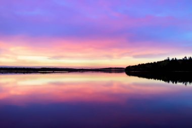 Huzurlu Pastel Gökyüzü ve Göl Arkaplanı Huzurun Güzel Bir Harmanı