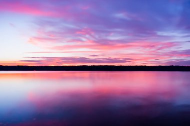 Huzurlu Pastel Gökyüzü ve Göl Arkaplanı Huzurun Güzel Bir Harmanı