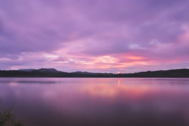 Huzurlu Pastel Gökyüzü ve Göl Arkaplanı Huzurun Güzel Bir Harmanı