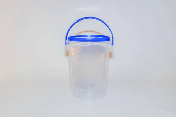 Der Vielseitige Blaue Plastikzylinderbehälter Mit Deckel Ist Eine Praktische Und — Stockfoto