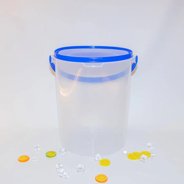 Sokoldalú Kék Műanyag Tartály Fedéllel Praktikus Funkcionális Tárolási Megoldás Mindennapi — Stock Fotó