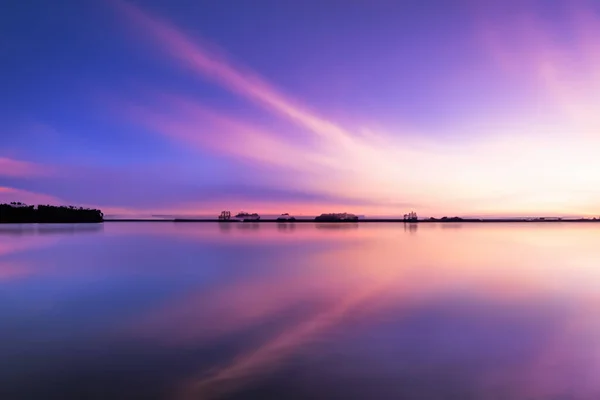 Serene Pastel Sky Lake Achtergrond Een Mooie Mix Van Rust — Stockfoto