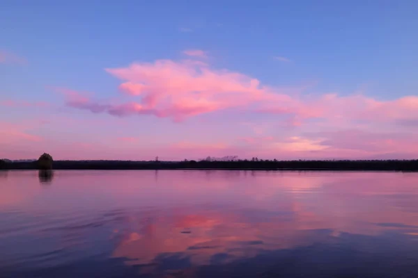セレンパステルスカイと湖の背景静けさの美しいブレンド — ストック写真