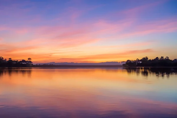 Spokojne Pastelowe Niebo Tło Jeziora Piękna Mieszanka Spokoju — Zdjęcie stockowe