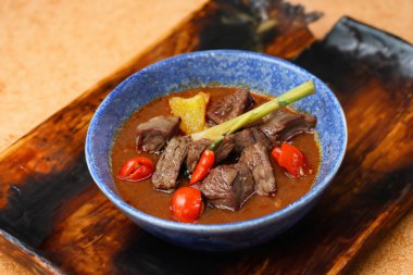 Karşı konulamaz biftek güvecinin tadını çıkarın Tadını çıkarmaya hazır bir mutfak lezzeti