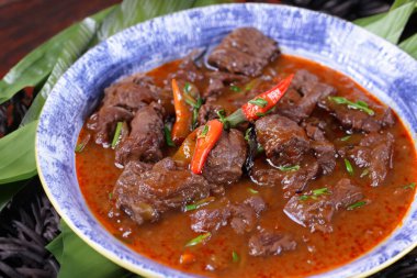 Karşı konulamaz biftek güvecinin tadını çıkarın Tadını çıkarmaya hazır bir mutfak lezzeti