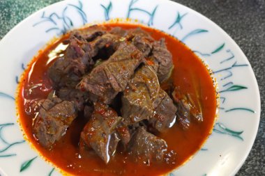 Karşı konulamaz biftek güvecinin tadını çıkarın Tadını çıkarmaya hazır bir mutfak lezzeti