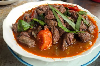 Karşı konulamaz biftek güvecinin tadını çıkarın Tadını çıkarmaya hazır bir mutfak lezzeti