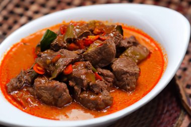 Karşı konulamaz biftek güvecinin tadını çıkarın Tadını çıkarmaya hazır bir mutfak lezzeti