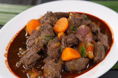 Karşı konulamaz biftek güvecinin tadını çıkarın Tadını çıkarmaya hazır bir mutfak lezzeti