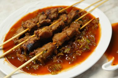 Yemeye hazır Satay 'ın karşı konulmaz zevklerinin tadını çıkar Nefis bir ziyafet bekliyor