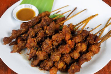 Yemeye hazır Satay 'ın karşı konulmaz zevklerinin tadını çıkar Nefis bir ziyafet bekliyor