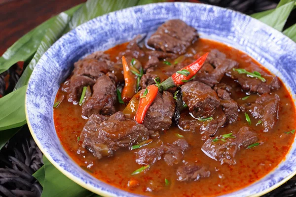 Karşı konulamaz biftek güvecinin tadını çıkarın Tadını çıkarmaya hazır bir mutfak lezzeti