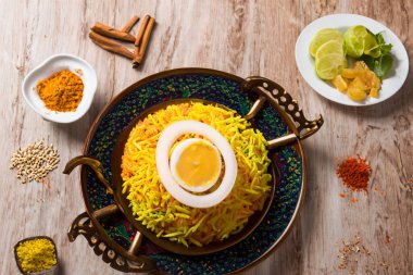 Enfes Orta Doğu Pirinç Tabağı Baharat ve Aromaların Lezzetli Karışımı