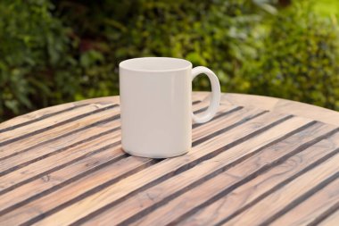 Tahta masada beyaz bardak.