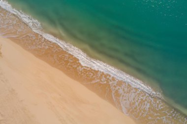 Beyaz kumlu güzel tropikal sahil ve deniz manzarası