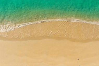 Kumsalın ve deniz suyunun üst manzarası