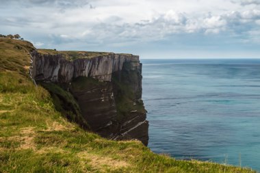 Atlantik okyanusundaki uçurumların, uçurumların ve okyanusun güzel manzarası.