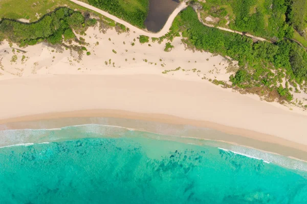 Vista Aérea Bela Praia Tropical Com Areia Branca Mar Azul — Fotografia de Stock