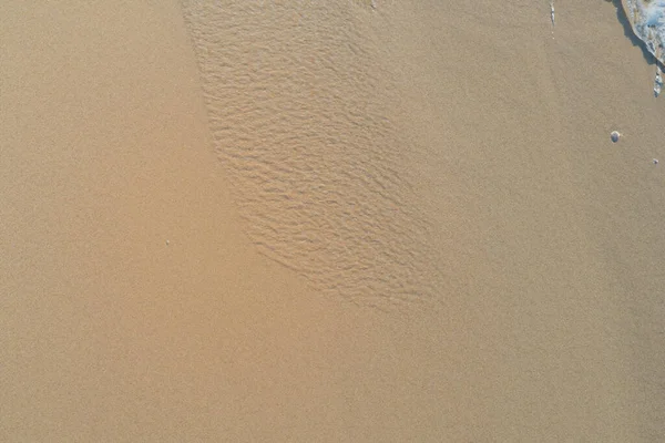 晚上沙滩上有脚印的沙子质地 — 图库照片
