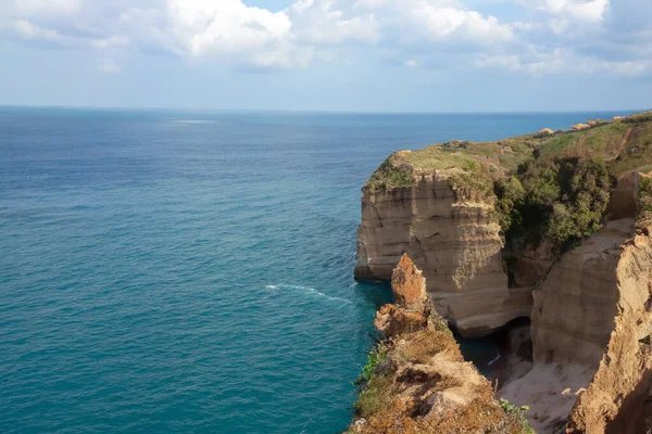 Kaya oluşumlu güzel deniz manzarası