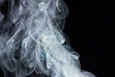 Siyah arkaplanda beyaz duman, dumanın soyut arkaplanı.