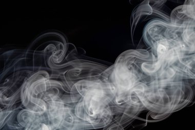 Siyah arkaplanda siyah renk dumanı