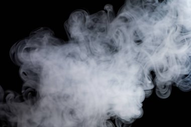 Siyah arkaplanda soyut bir duman