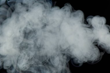 Siyah arkaplanda beyaz buluttan çıkan duman